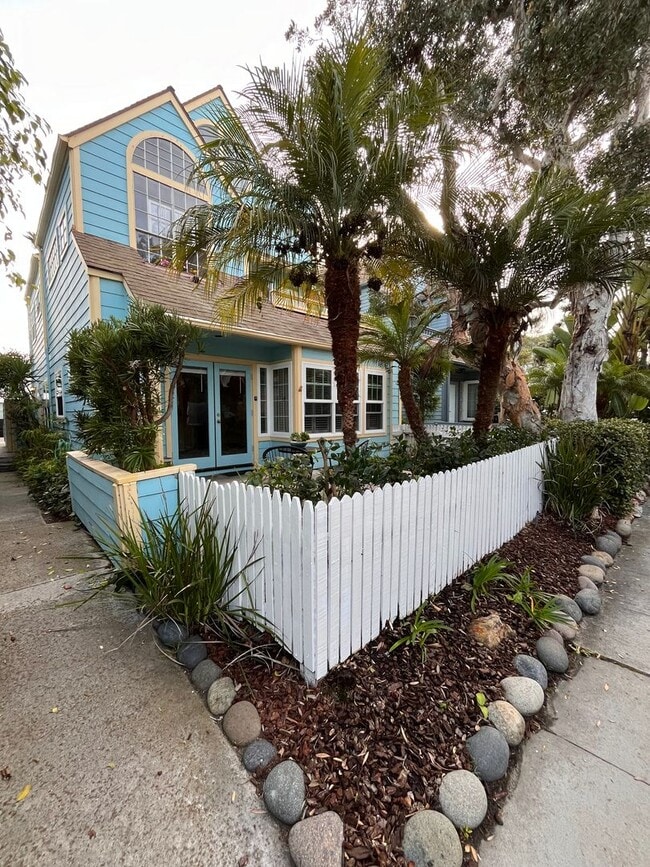 Building Photo - Mission Beach, 2 bedroom, 2 bathroom, with New Carpet, Parking, Laundry, Patio (807 Nantasket Ct....