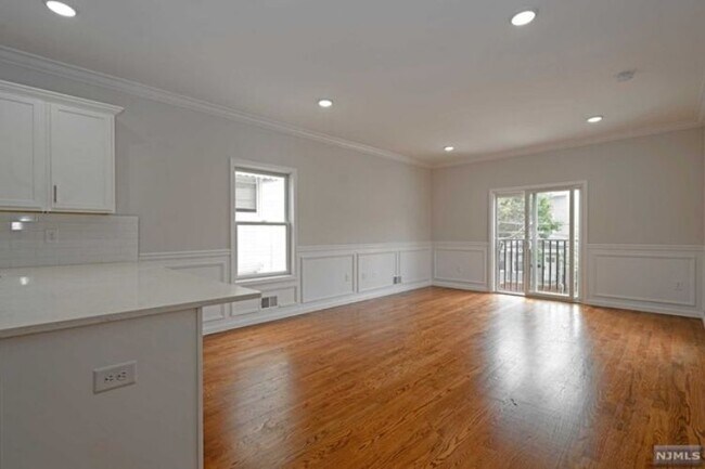 Foto del edificio - 704 Warren St