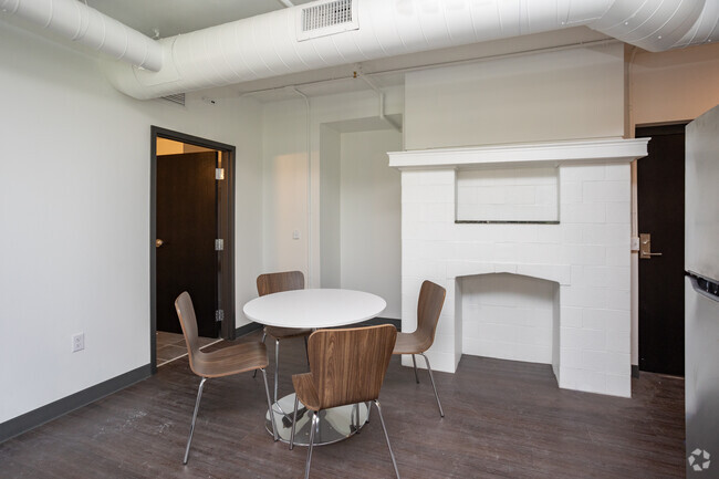 2BR, 2 BA - 826SF - Dinning Room - Clyde Street Apartments