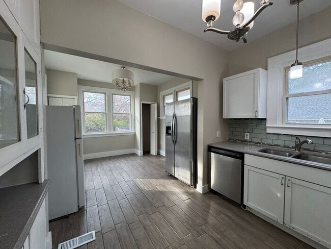 Building Photo - 2 Bedroom Must See!