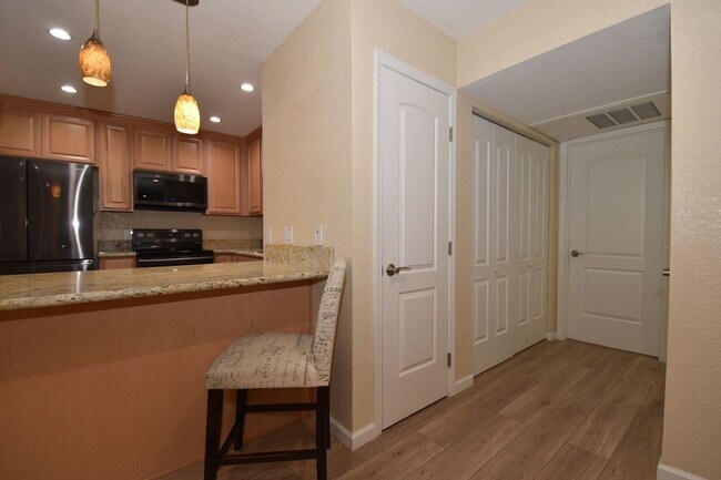 Foto del edificio - Stunning 2-Bedroom Condo 2nd Floor at The Lakes!