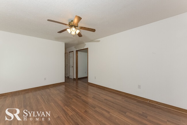Building Photo - Sweet 3BR 1BA home ready for new residents