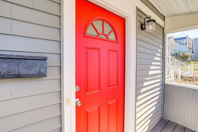 Foto del edificio - Renovated 2 Bedroom + Den w/ Private Garde...