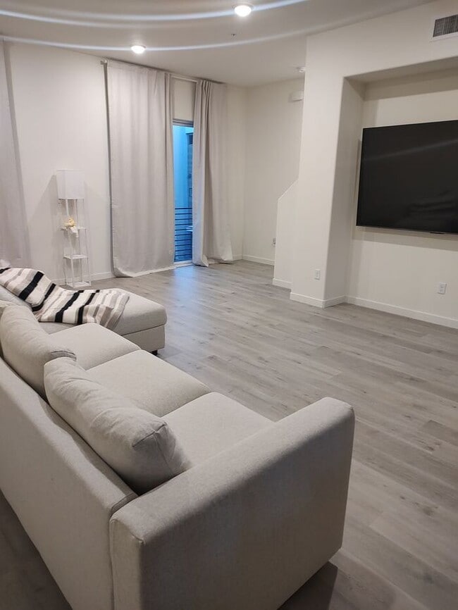 Building Photo - Modern Fully Furnished Three-Story Townhome Near the Truckee River