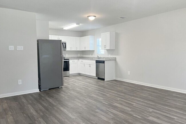 Foto del edificio - The home is a 1 story, 2 car garage 3 bedrooms, 2 full baths. Open floor plan from the kitchen ar...