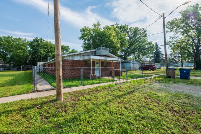 Building Photo - 316 W 6th Ave