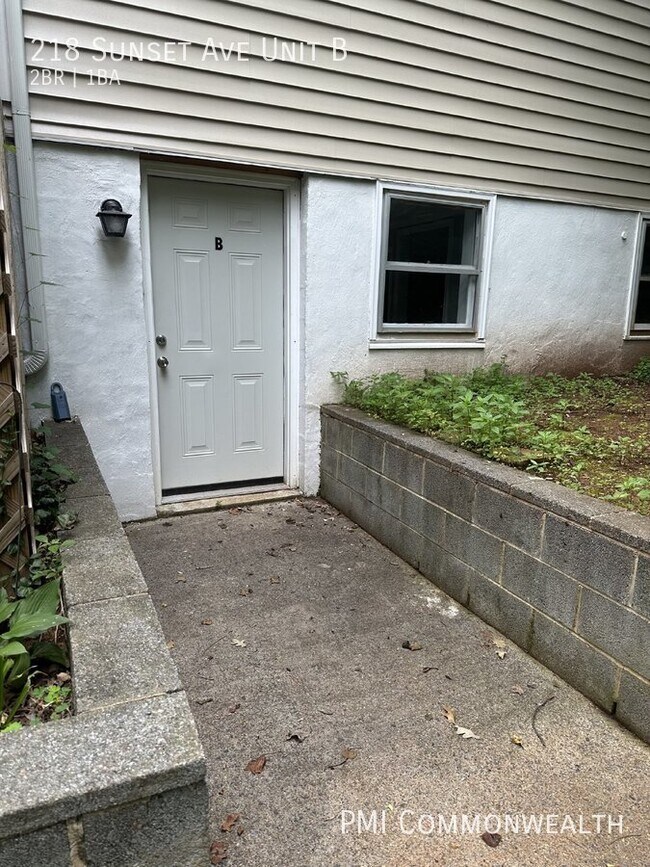 Building Photo - 2 Bed / 1 Bath Bottom Level Duplex (Availa...