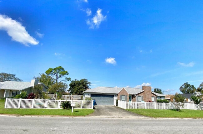 Building Photo - 4035 Woodridge Rd
