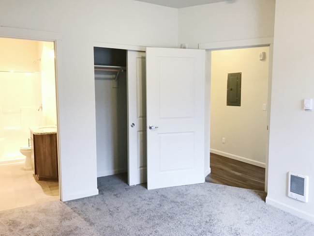 Claystone New Master Bedroom - Stoneplace Apartment Homes