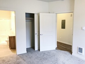 Claystone New Master Bedroom - Stoneplace Apartment Homes