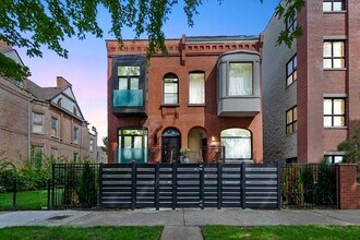 Building Photo - 2140 W Monroe St