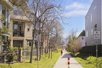 Building Photo - 1047 W 16th St