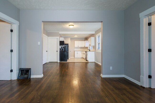 Building Photo - 3 bed 1 Bath Single Family Home with Spaci...