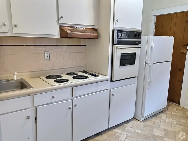 Building Photo - 1396 Beacon St
