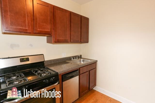 Foto del edificio - 3721 N Pine Grove Ave