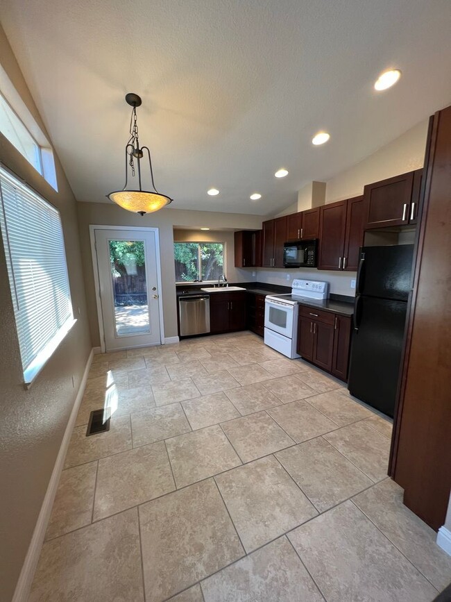 Foto del edificio - $2495.00 - GREAT NEIGHBORS - CENTRAL TO GR...