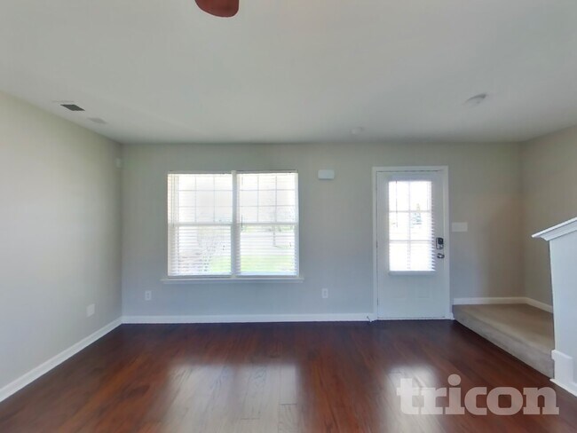 Foto del edificio - 323 Stratford Park Blvd