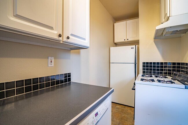 Building Photo - Alexander Apartments - 2 bedrooms