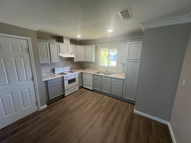 Building Photo - Updated Property!