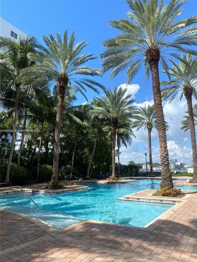 Foto del edificio - 17100 N Bay Rd