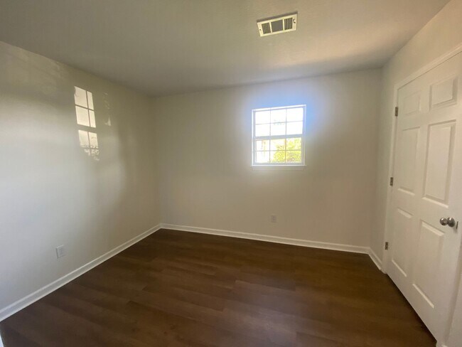 Foto del edificio - 3901 Lindbergh Dr