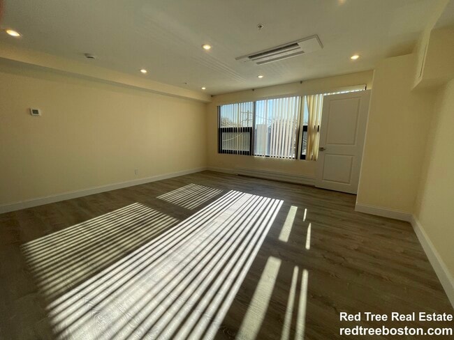 Building Photo - 1028a Commonwealth Ave