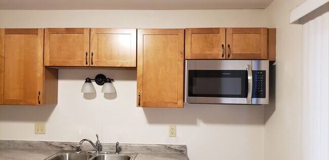 Foto del edificio - 3 BEDROOOM/1.5 BATH TOWNHOUSE