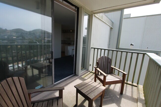Foto del edificio - Epic REA: Top Floor 2 BR/2 BA Condo, Pano Views, Balcony, 3-4 Pkg, Storage