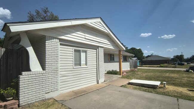 Building Photo - 984 NW 5th St