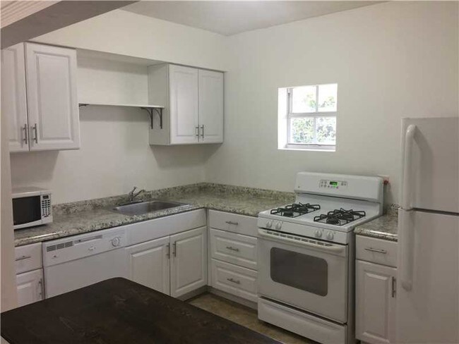 Foto del edificio - 7928 Byron Ave