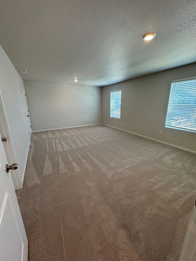 Building Photo - 5 bedroom House in Northeast Salem!