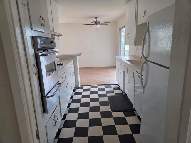 Building Photo - 3834 Mentone Ave