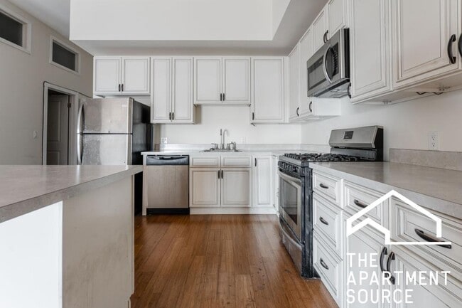 Building Photo - 3 bedroom in Chicago IL 60614