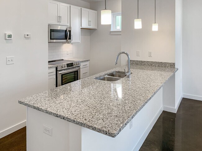 Foto del edificio - 2 Bedroom, 2 Bathroom downstairs unit in Manchester! Tons of natural light, modern look