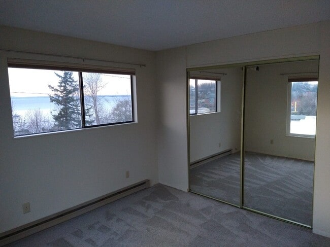 Front bedroom w/ mirror - 1014 11th St