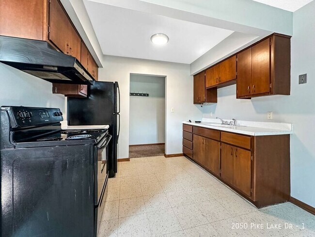 Foto del edificio - 2050 Pike Lake Dr
