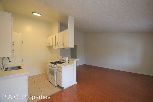 Building Photo - 1 br, 1 bath Apartment - 13846 Sherman Way...