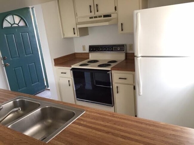 great kitchen - 3183 Finsterwald Dr