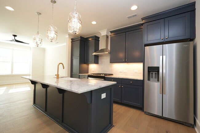 Building Photo - A beautiful home with 4 beds and 3 bath in...