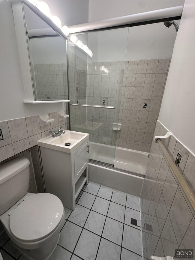 Building Photo - 927 Grand St