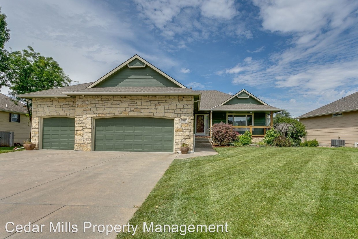 Primary Photo - 5 br, 3 bath House - 1349 S. Hilltop Rd.