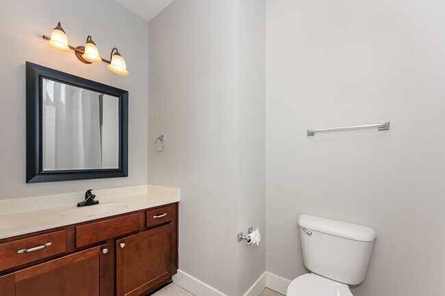 Foto del edificio - Spacious Townhome with Private Backyard in...