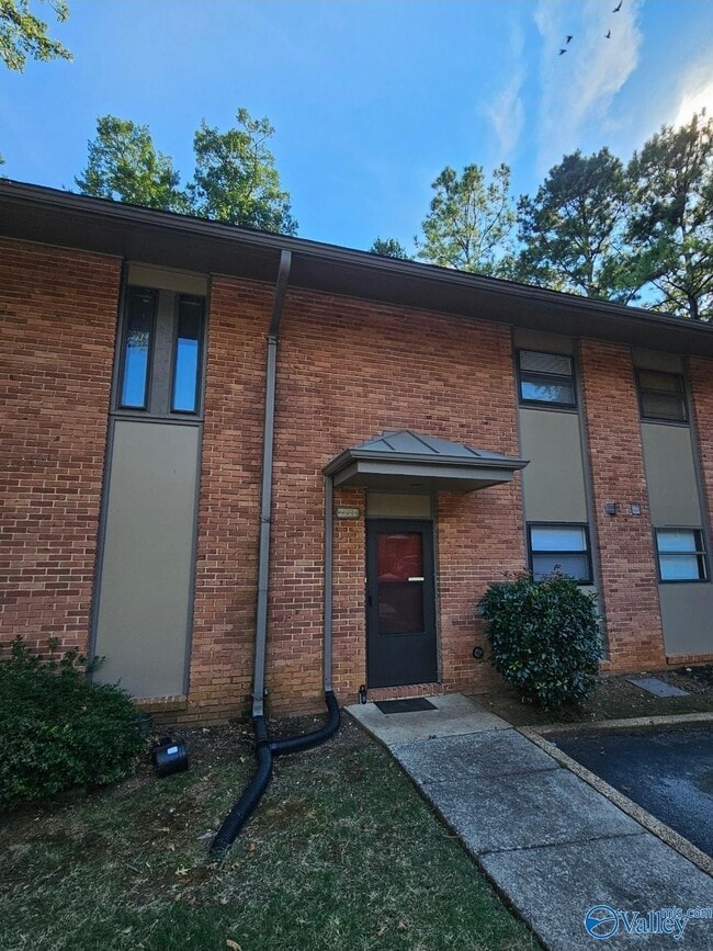 Building Photo - 2222 Colony Dr SW