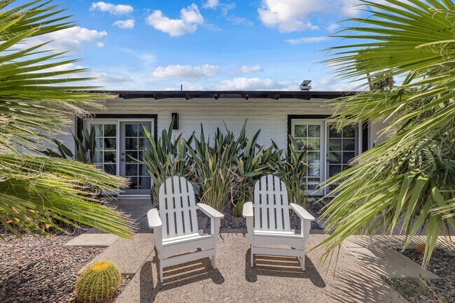 Foto del edificio - Mid-century modern home in Arcadia with pr...