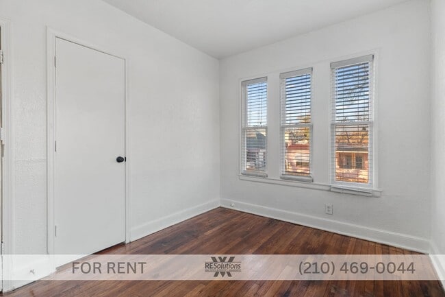 Building Photo - 1630 W Rosewood Ave