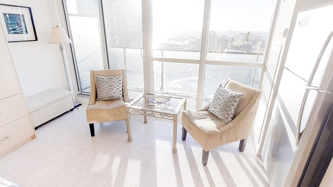 Photo du bâtiment - 55 Bremner Blvd