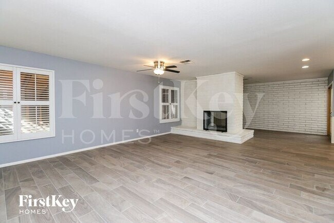 Building Photo - 328 E Balboa Dr