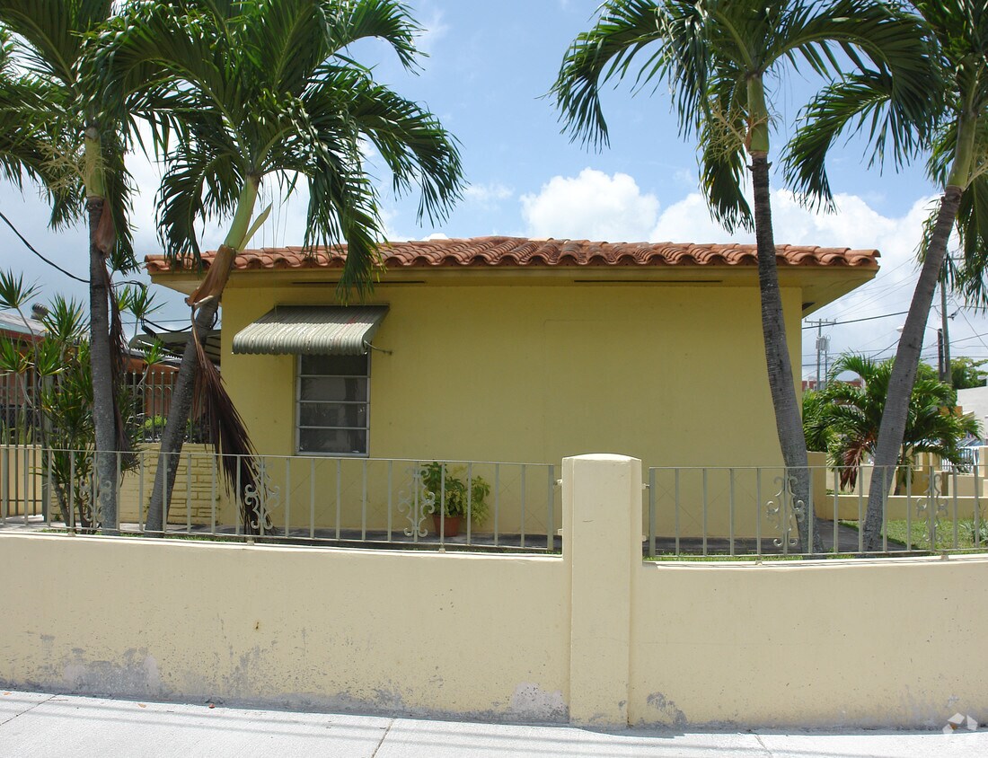 Building Photo - 701 SW 7th Ave