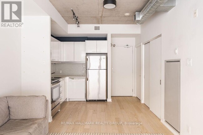 Building Photo - 354-354 Gladstone Ave