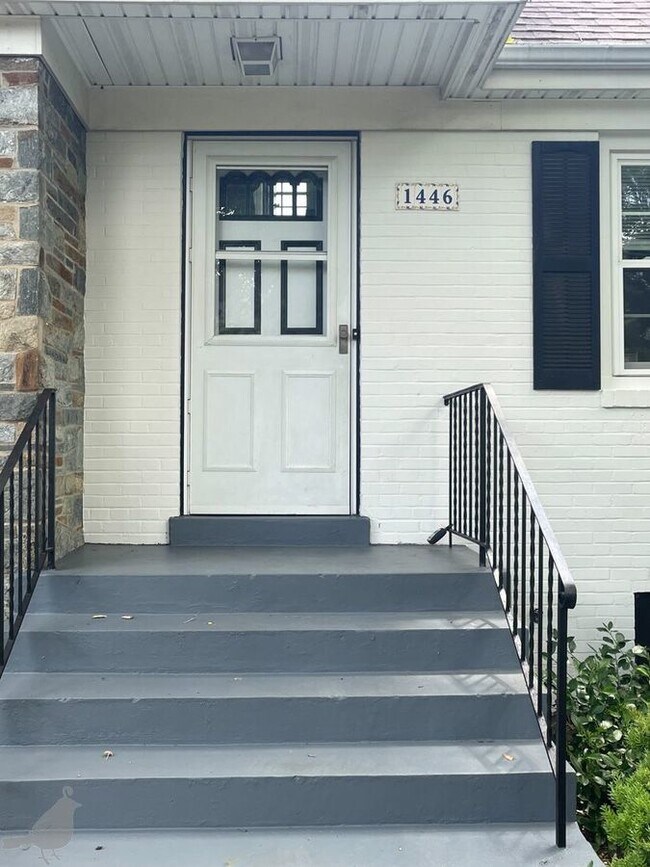 Building Photo - Charming & Elegant Three Bedroom Home! Par...